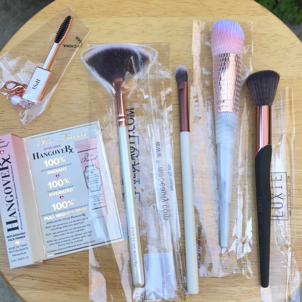 IPSY! BRAND NEW! Brushes, mini face primer & keychain.